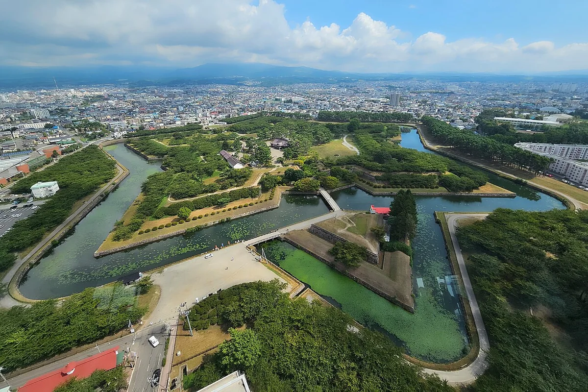上から見た五稜郭の星形の堀と土塁