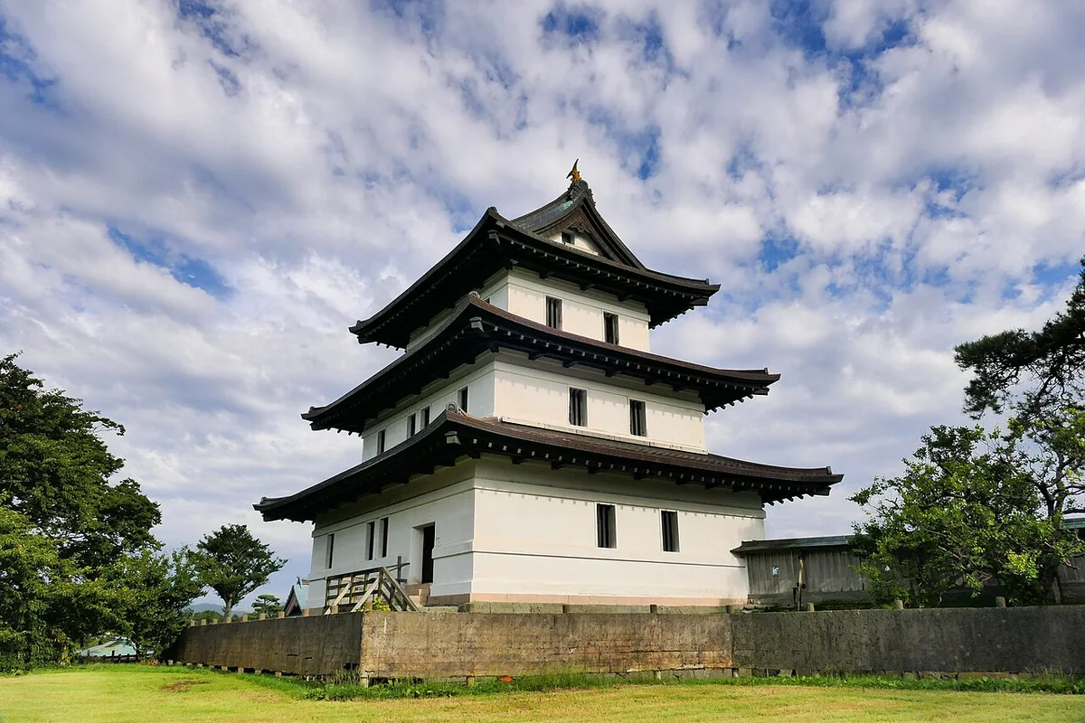 松前城の白い再建天守と石垣