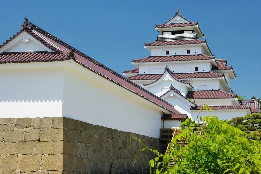 The keep and white-walled buildings of Aizu-Wakamatsu Castle