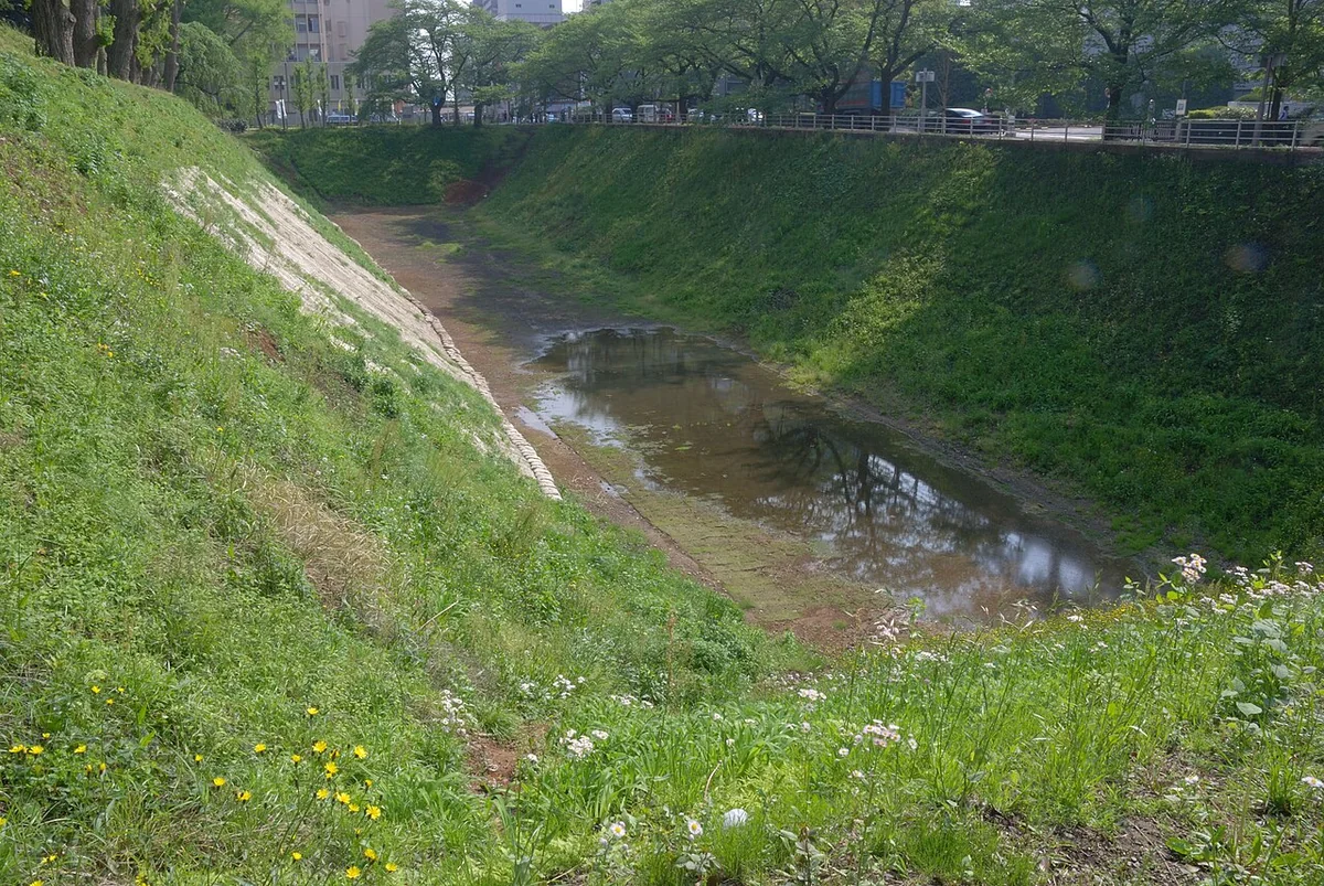 水戸城跡の高低差を利用した堀の跡