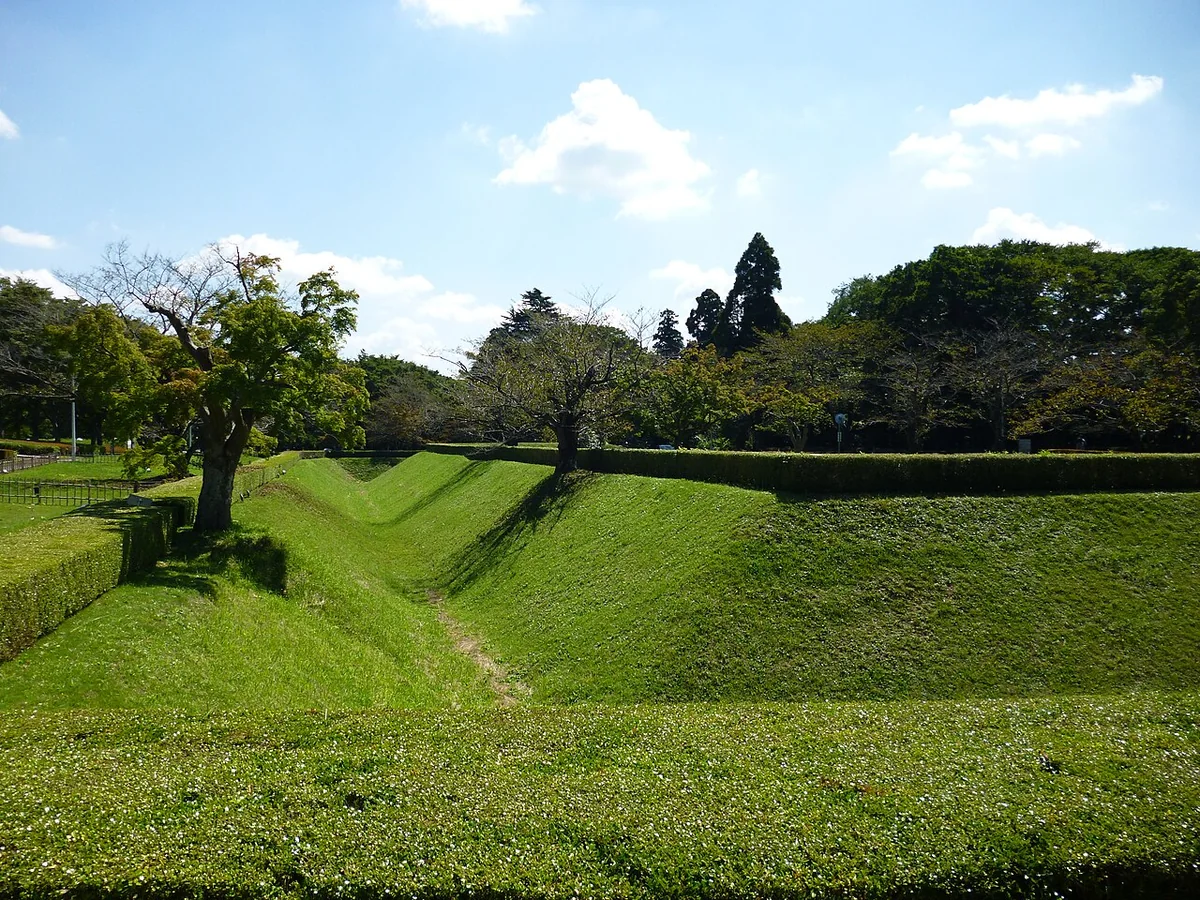 草に覆われた佐倉城跡の土塁と園路