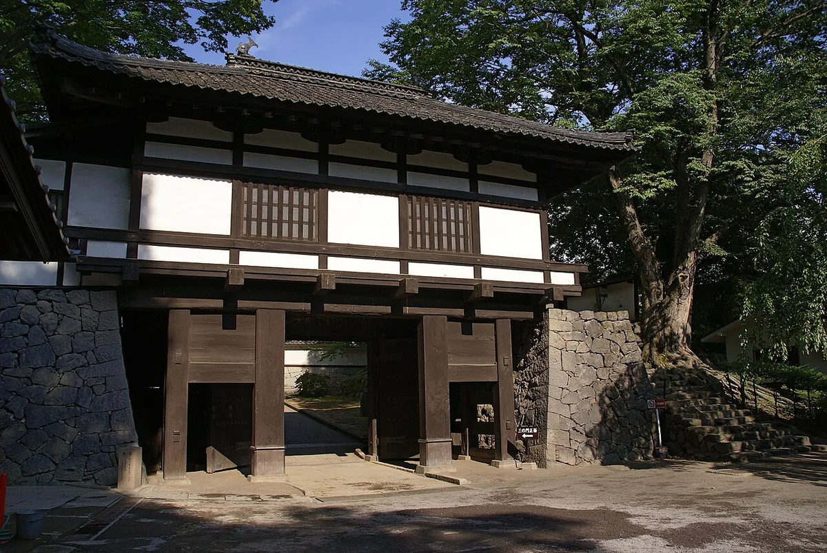 小諸城の木造の門