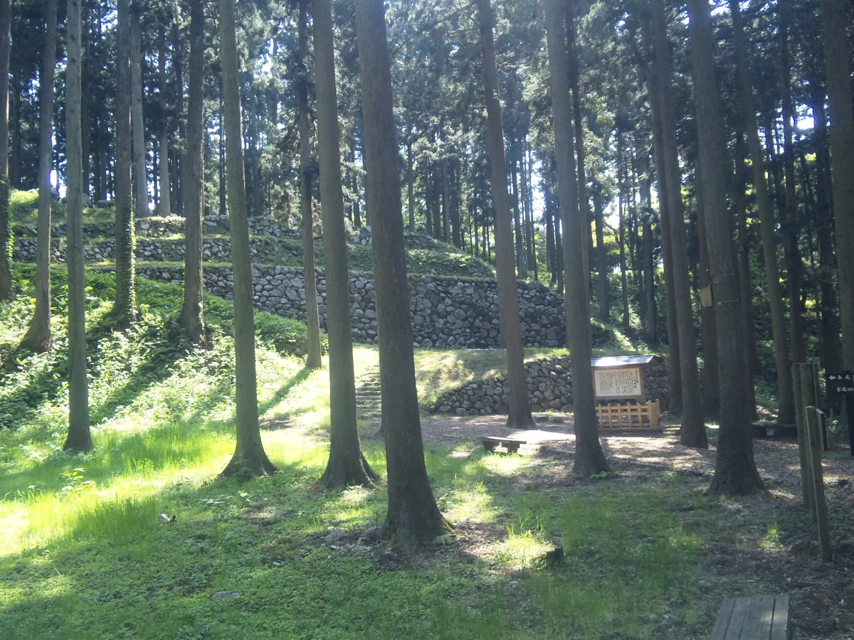 七尾城跡の石積みと木立