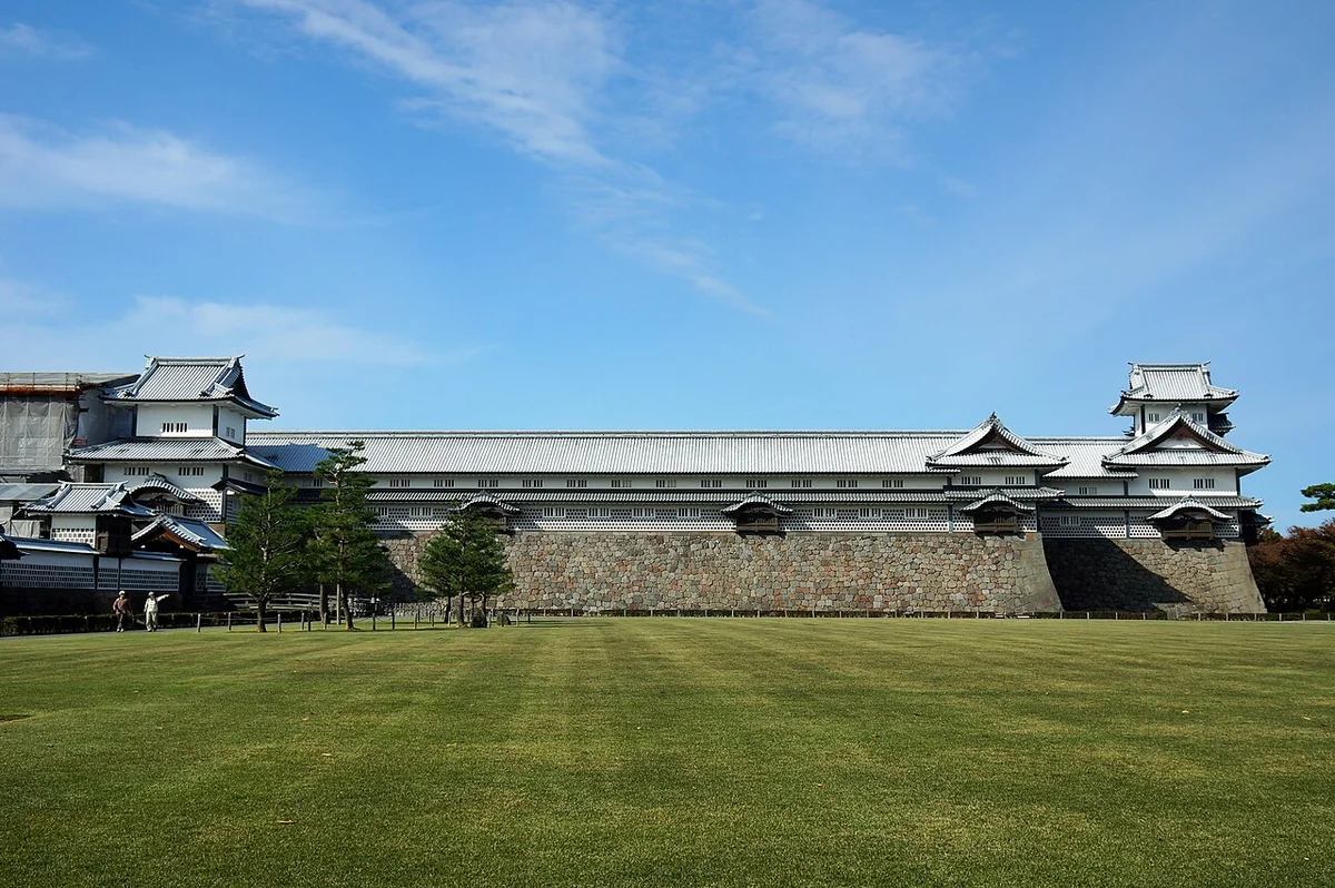 芝生の向こうに続く金沢城の復元建物と石垣
