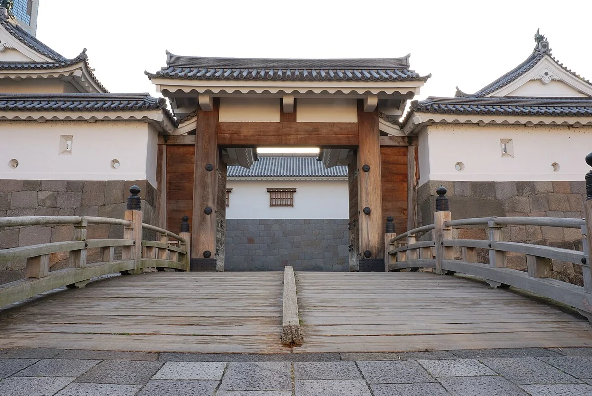 駿府城の東御門と白い土塀