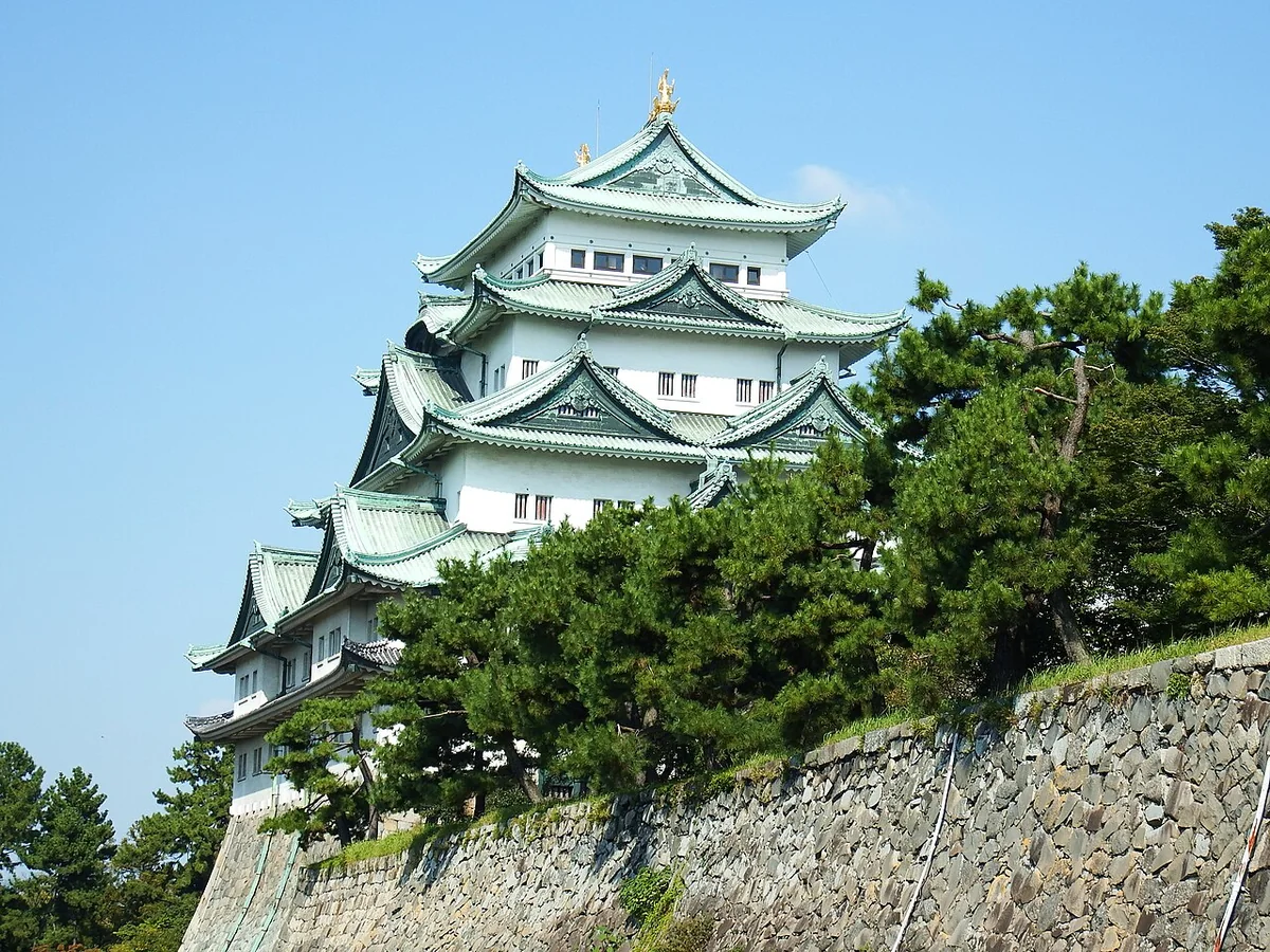 緑の屋根が重なる名古屋城の再建天守