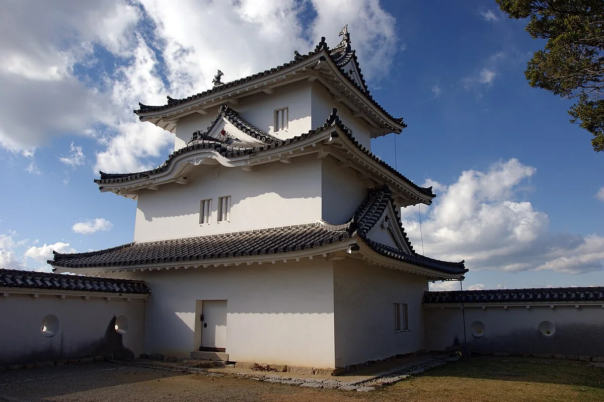 明石城の白い櫓と土塀