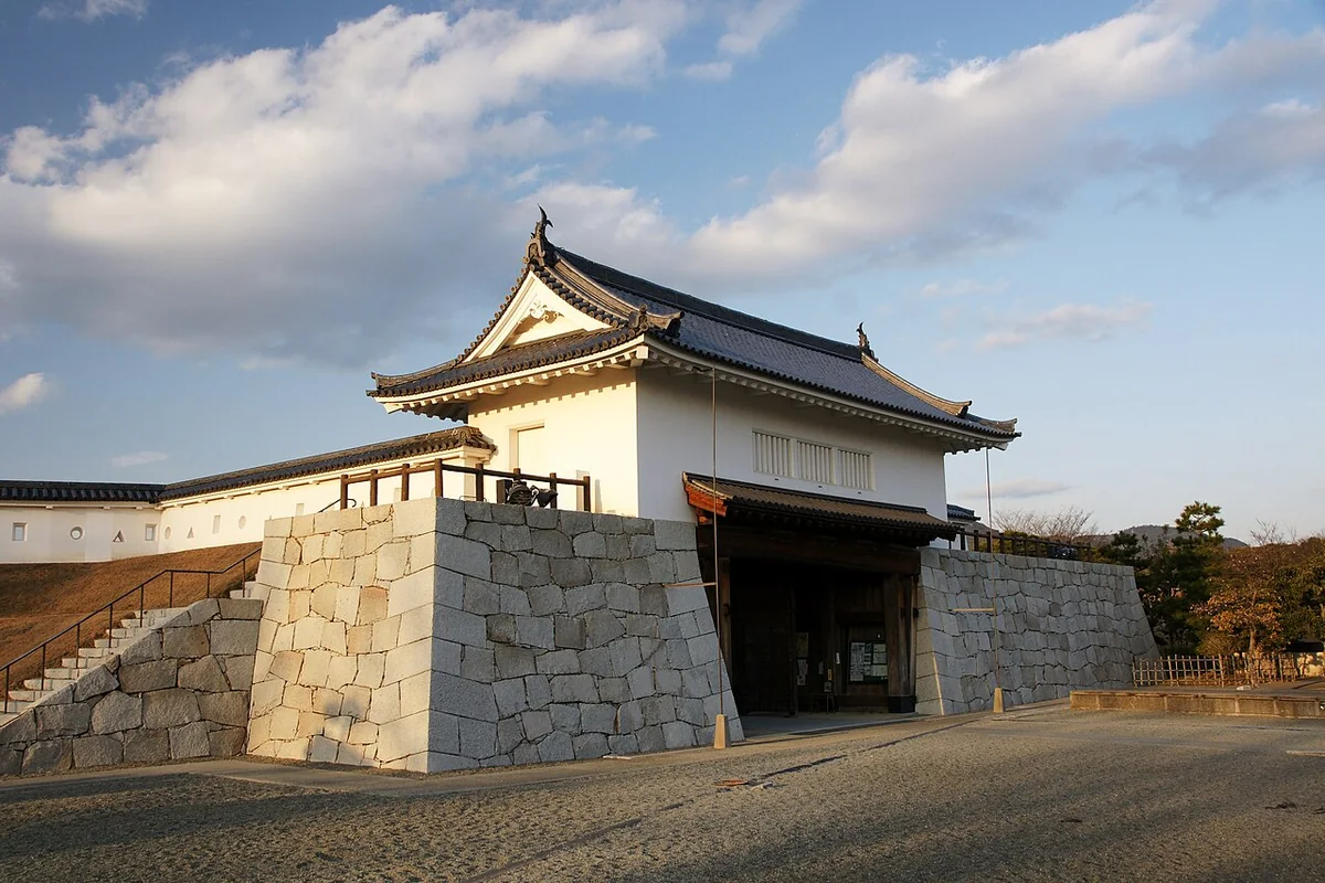 赤穂城の復元された門と石垣