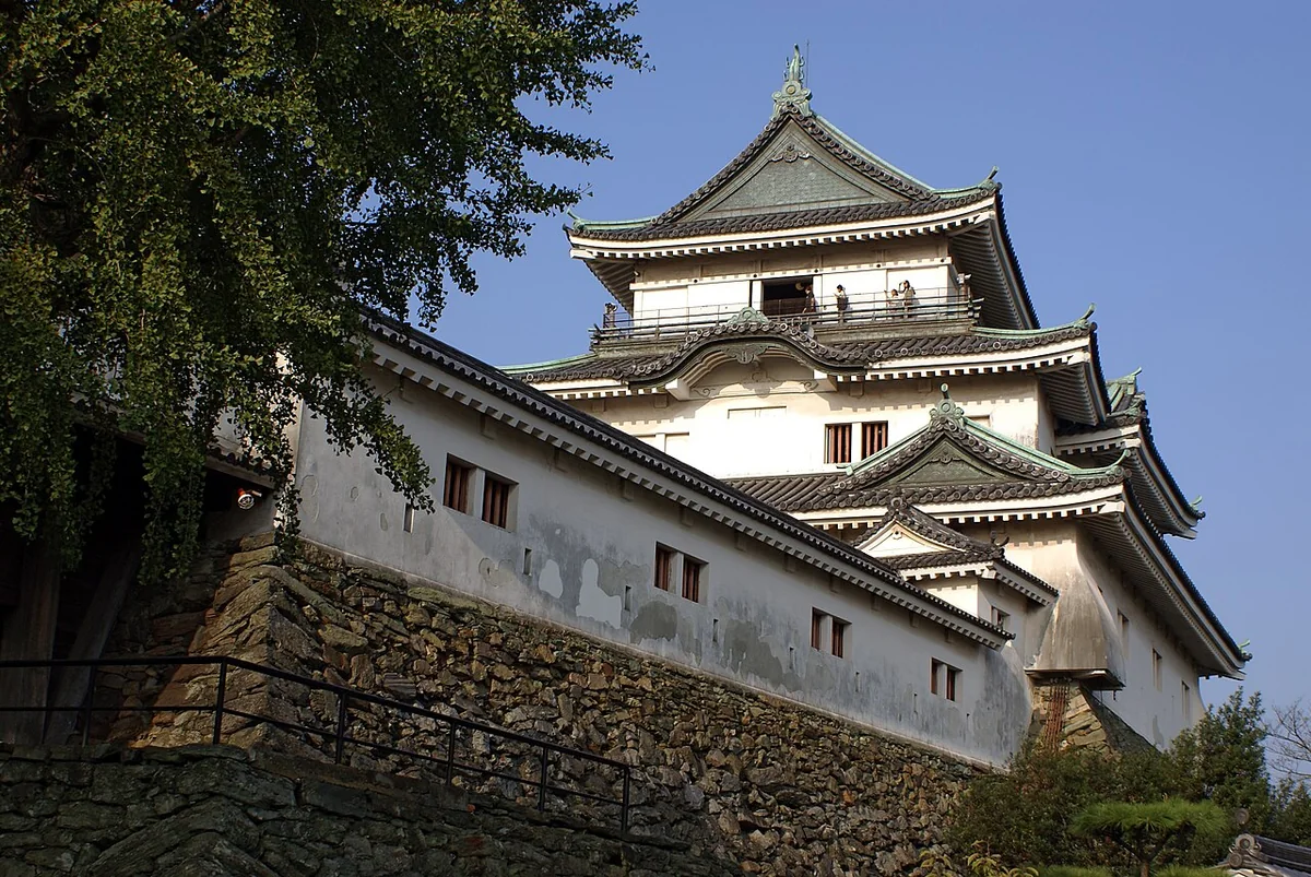 The keep and white walls of Wakayama Castle
