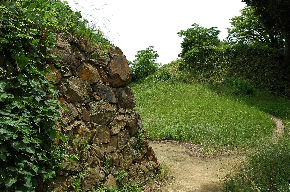 月山富田城跡の草道と石垣