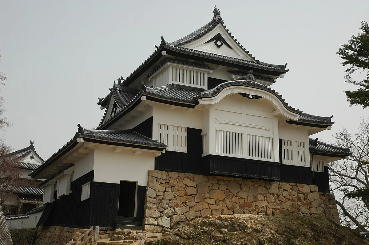 The keep and white walls of Bitchu-Matsuyama Castle