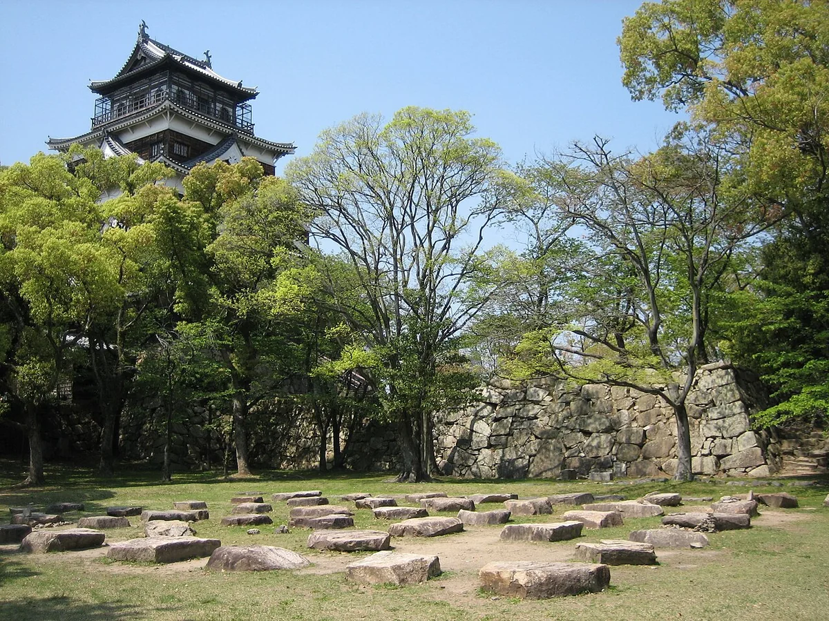 広島城の天守と手前の建物跡