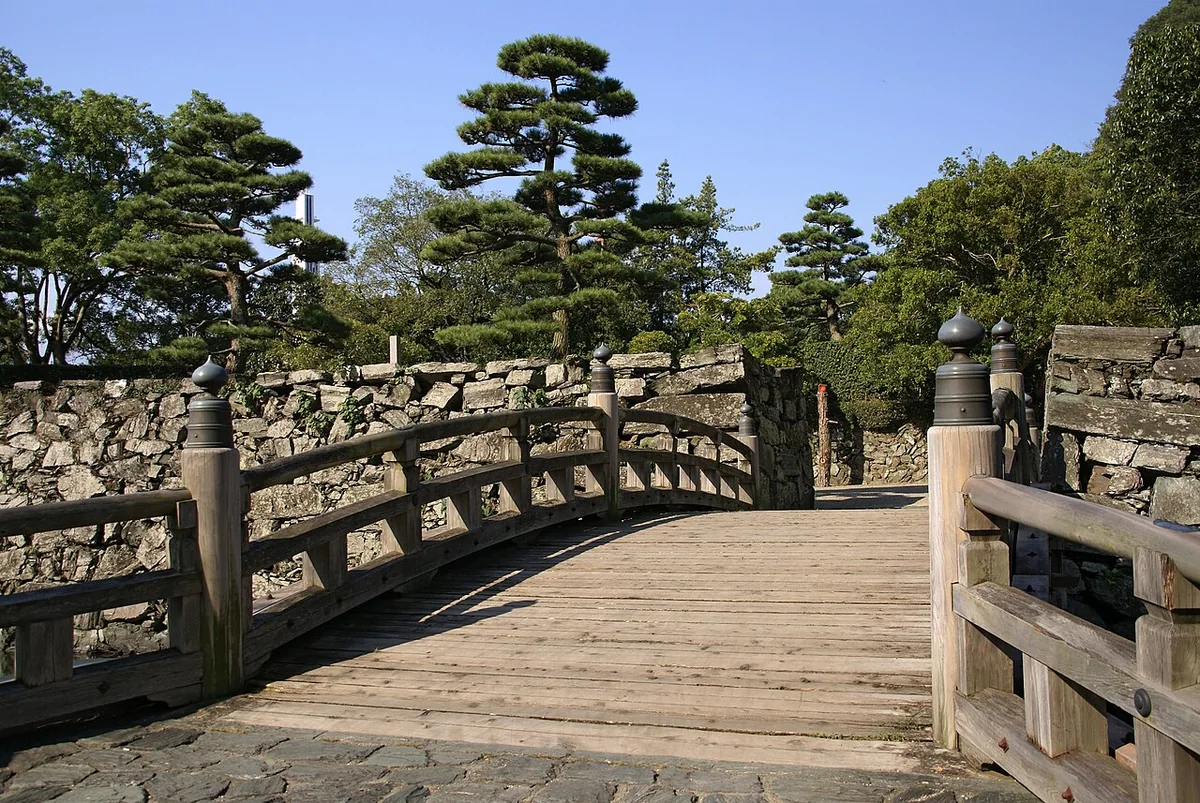 徳島城跡の橋と石垣