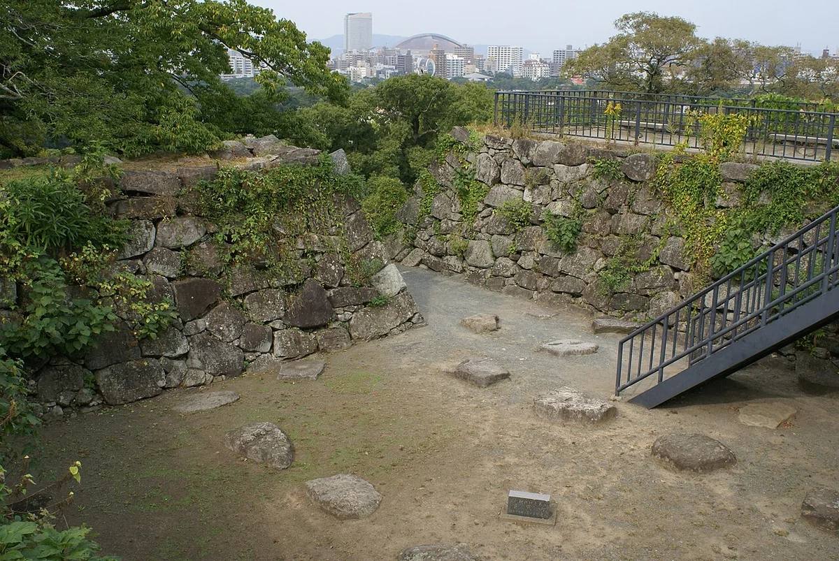 福岡城跡に残る石垣と曲輪