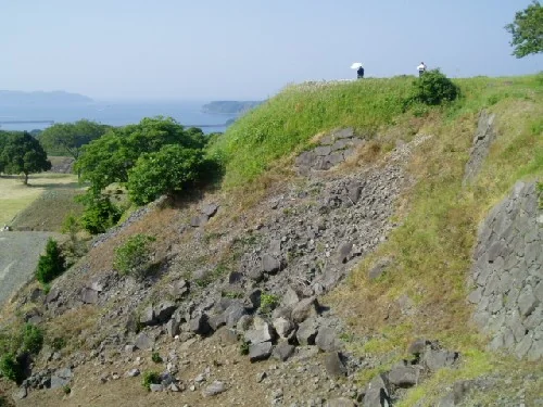 名護屋城跡の草に覆われた石垣