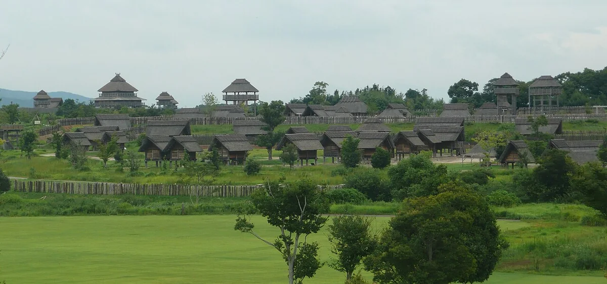 吉野ヶ里の復元建物と広い草地