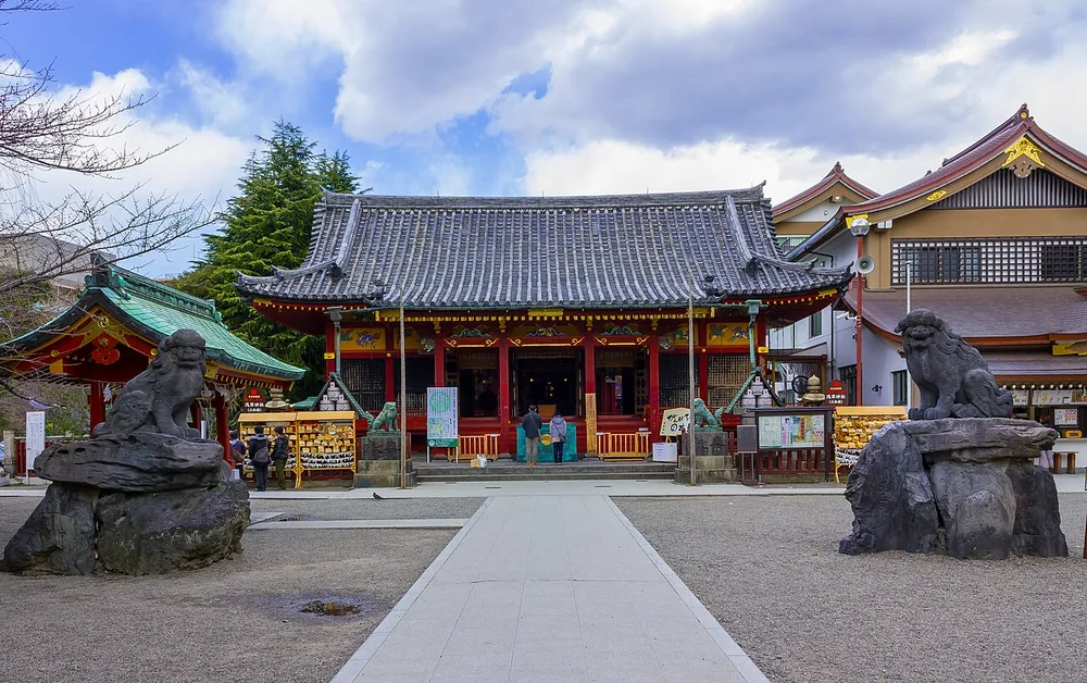 狛犬の向こうに浅草神社の社殿が見える