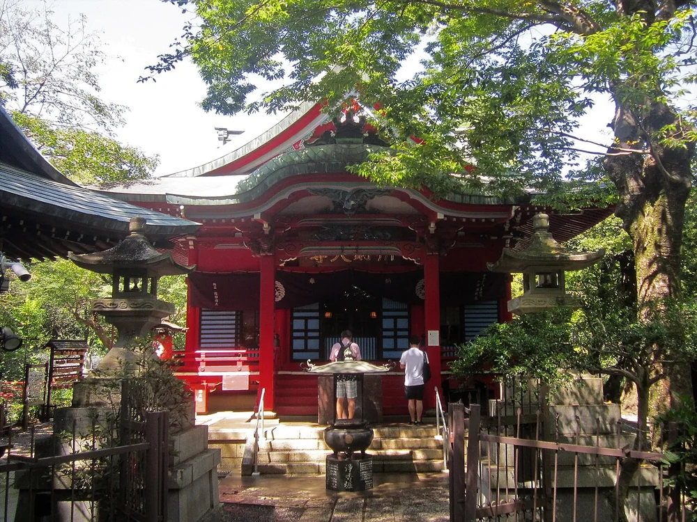 木々の緑に囲まれた井の頭弁財天の赤いお堂