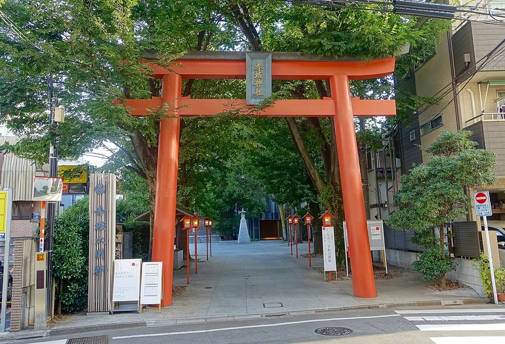 赤城神社の赤い鳥居と緑の参道