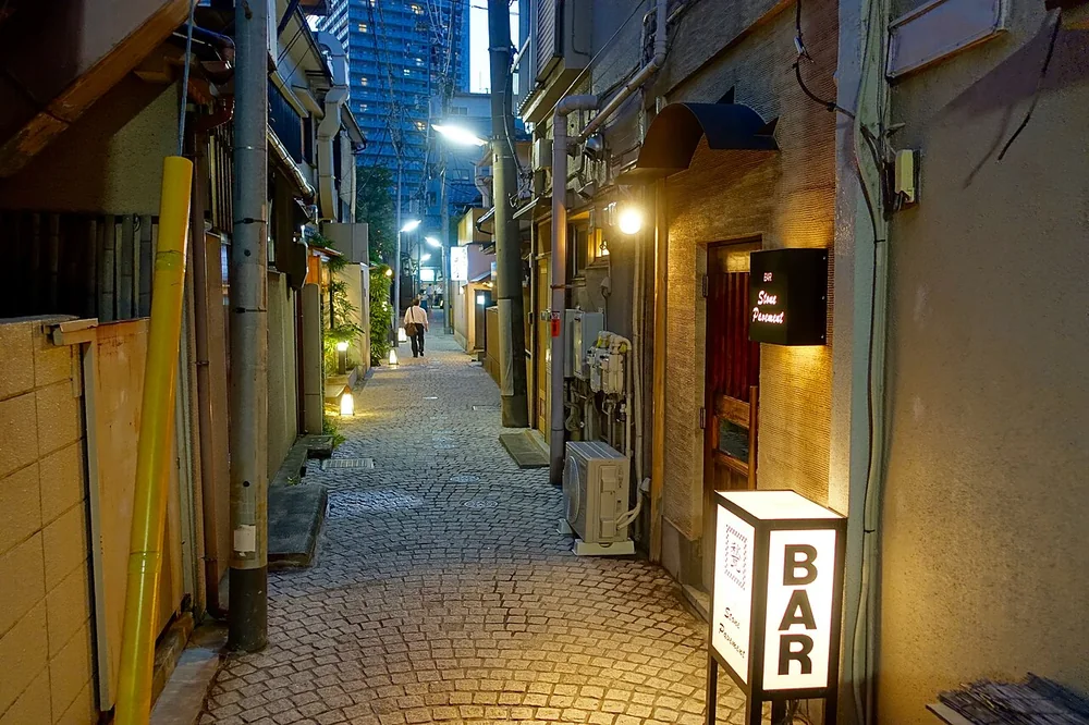 夕方の灯りがともる神楽坂の石畳の路地