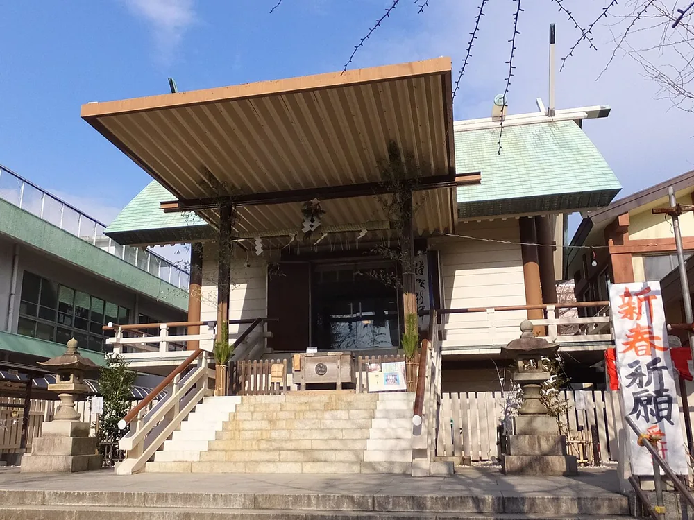 青空の下に建つ深川神明宮の社殿