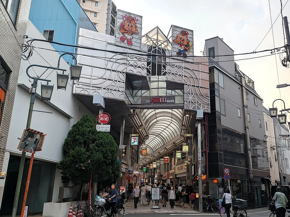 アーケードの屋根が奥へ続く武蔵小山商店街パルムの南側入口