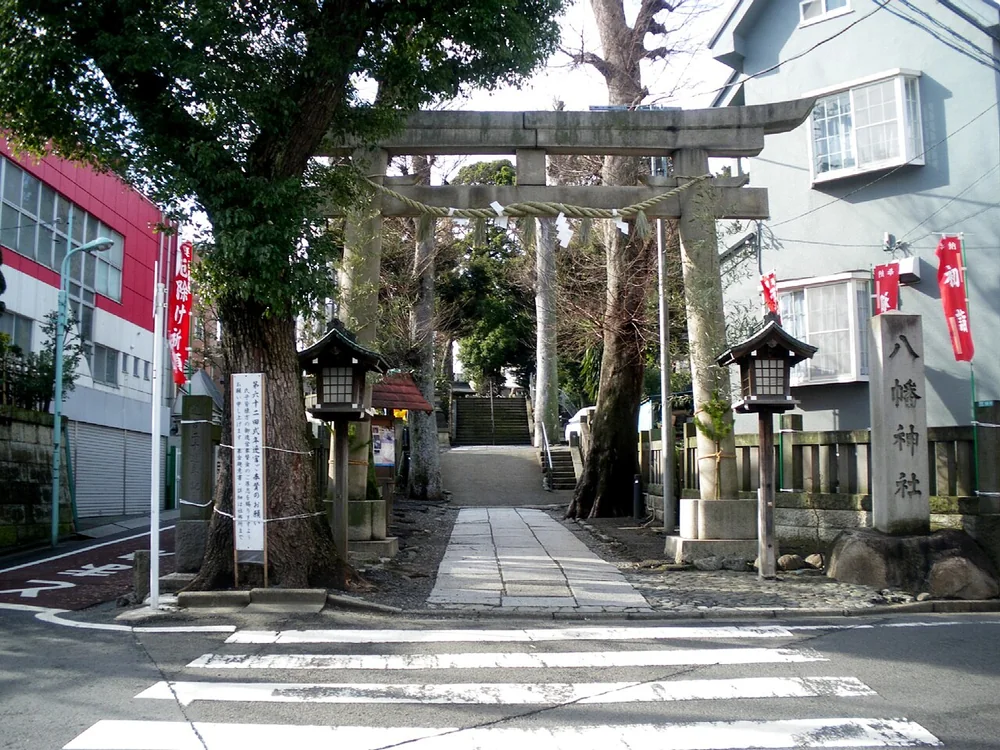 中目黒八幡神社の石の鳥居と参道