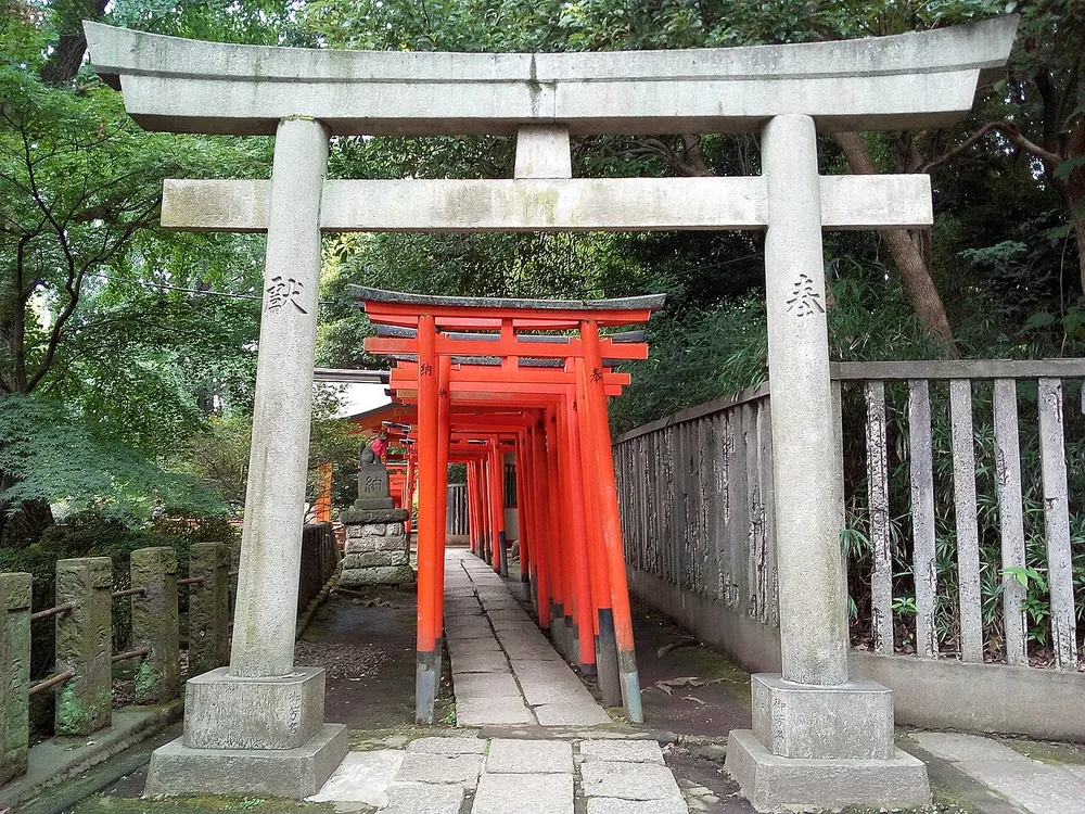 根津神社の石鳥居の奥に続く朱色の鳥居