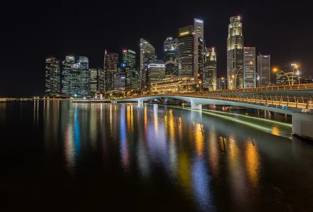 シンガポールの高層建築とエスプラネード橋の夜景