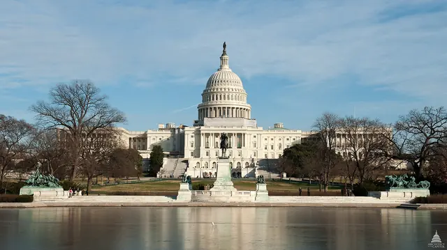 ワシントンD.C.の連邦議会議事堂とリフレクティング・プール