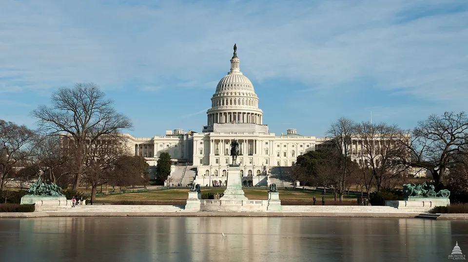 ワシントンD.C.の連邦議会議事堂とリフレクティング・プール